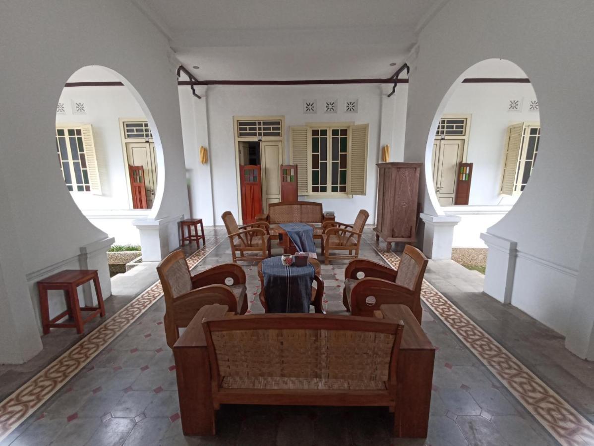 Mruyung Guest House Kota Lama Banyumas Mitra Reddoorz Exterior photo